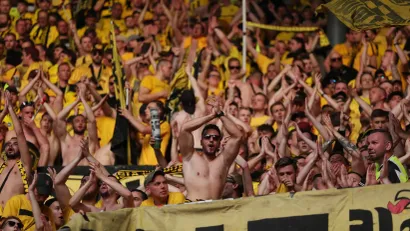 Navijači Dortmunda proslavljaju pobedu nad Augzburgom